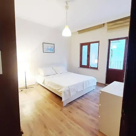 Fresh 4+1 Summer Nest/5 Min Away From Taksim Square Stambuł